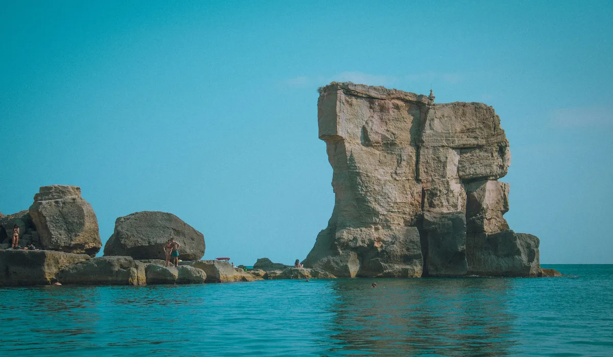 Bateau à moteur dans une crique rocheuse du Salento, Castro, Pouilles, août
