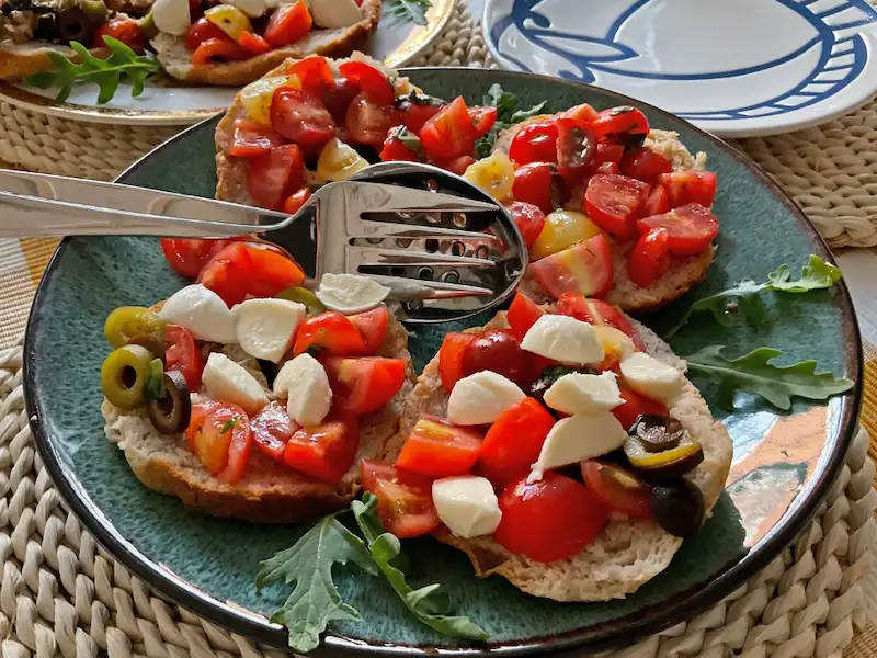 Frisella aux tomates cerises et huile d'olive fraîche, spécialité estivale des Pouilles, août