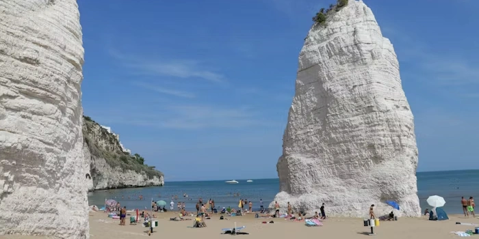 Baia delle Zagare, falaises et arches calcaires plongeant dans une mer turquoise, promontoire du Gargano, Pouilles
