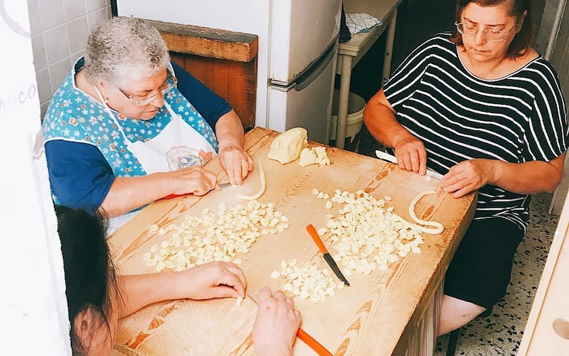 Nonne façonnant les orecchiette dans les ruelles de Bari Vecchia, Pouilles, Italie, première étape des Pouilles en 5 jours