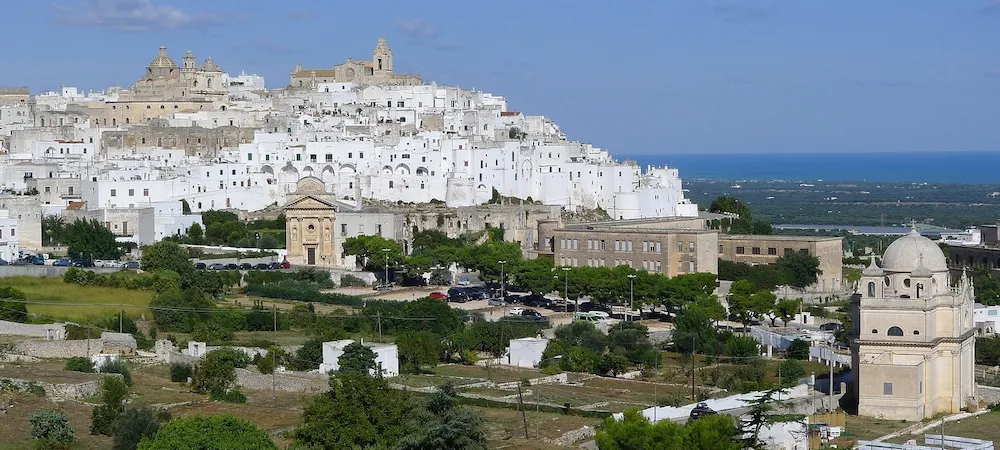 Ruelles chaulées de blanc du quartier historique La Terra, Ostuni, Vallée d'Itria, Pouilles