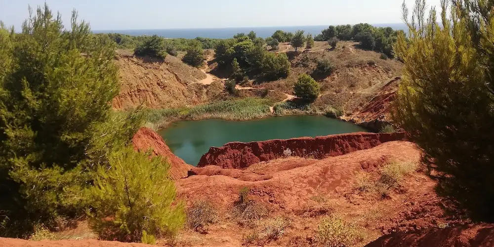 Le lac émeraude de la Cava di Bauxite, cerné de falaises rougeoyantes près d'Otranto, Pouilles