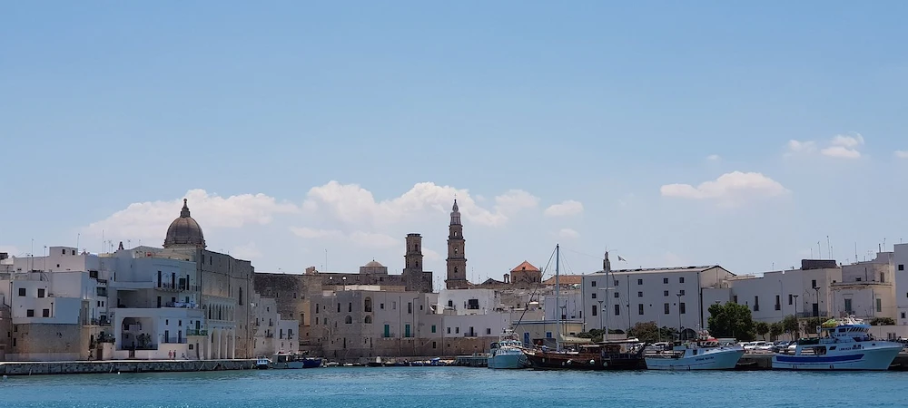Le vieux port de Monopoli et ses gozzi aux couleurs vives au petit matin, Pouilles