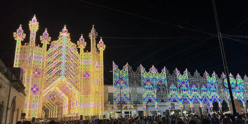 Luminarie de la Festa di Santa Domenica à Scorrano la nuit, Pouilles, juillet