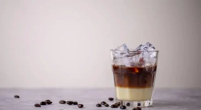 Caffè Leccese glacé au lait d'amande servi au comptoir, Lecce, Pouilles, juillet