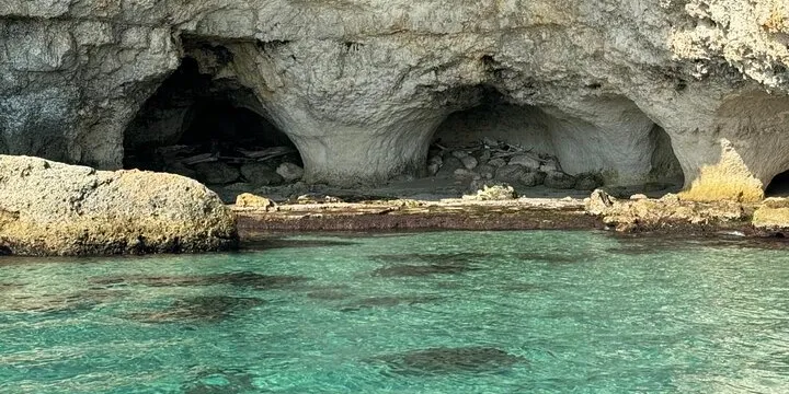 Falaises et grottes marines de Polignano a Mare vues depuis le large, juin, Pouilles
