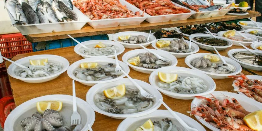 Crudo di mare, crevettes rouges et oursins dégustés crus face aux bateaux, Gallipoli, juin