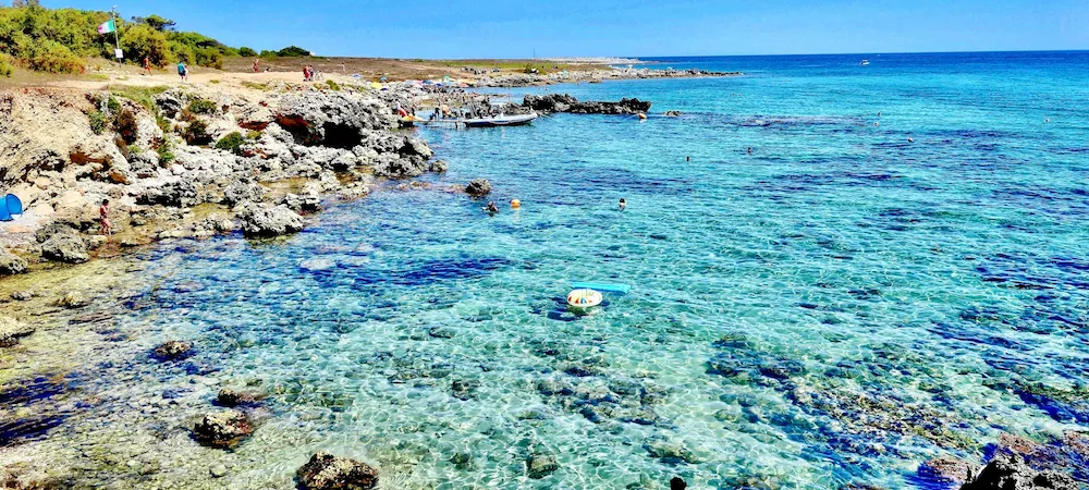 Le Salento baigné de soleil sous un ciel bleu de juin, Pouilles