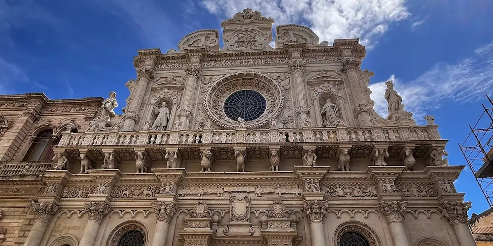 Façade baroque de la Basilica di Santa Croce sculptée dans la pierre calcaire locale, Lecce, Salento, Pouilles