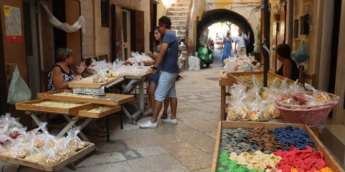 Nonne façonnant des orecchiette à la main sur une table en bois, Via dell'Arco Basso, Bari Vecchia, Pouilles