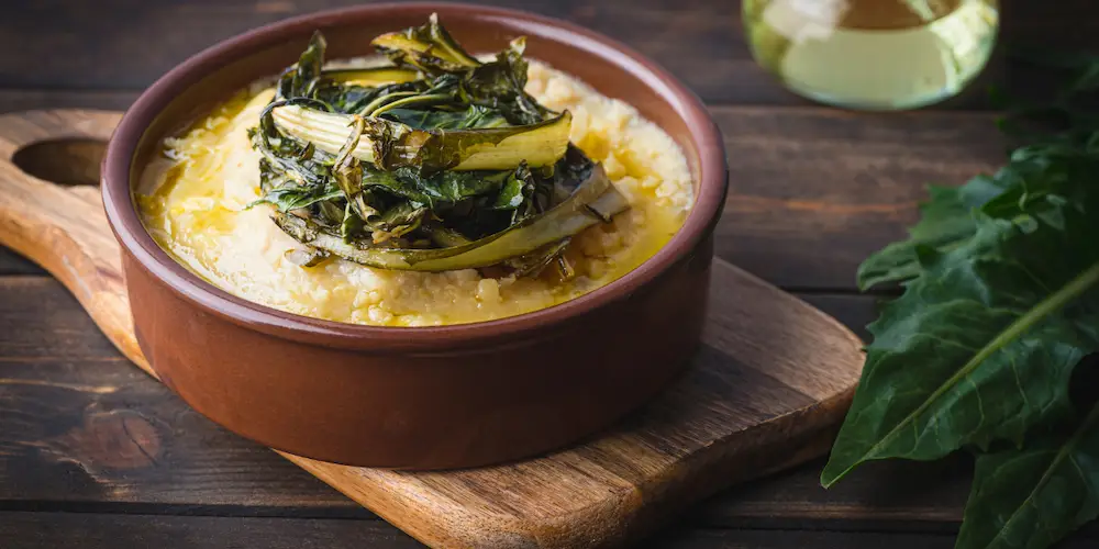 Fave e Cicoria, purée de fèves et chicorée sauvage, spécialité de printemps, Pouilles, mai