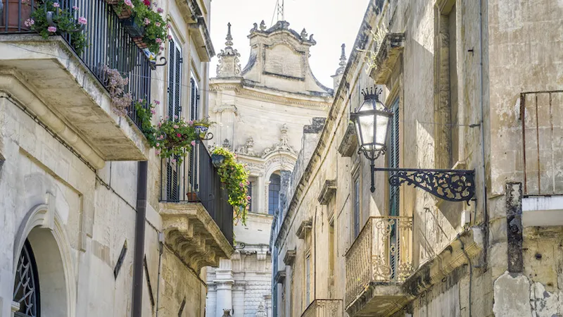 Rues baroques baignées de soleil printanier, mai, Pouilles