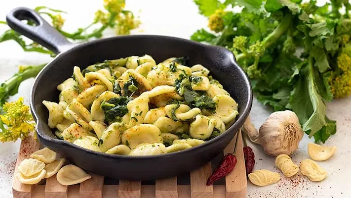 Orecchiette alle cime di rapa aux pousses de navet et anchois, spécialité d'automne, Pouilles, octobre