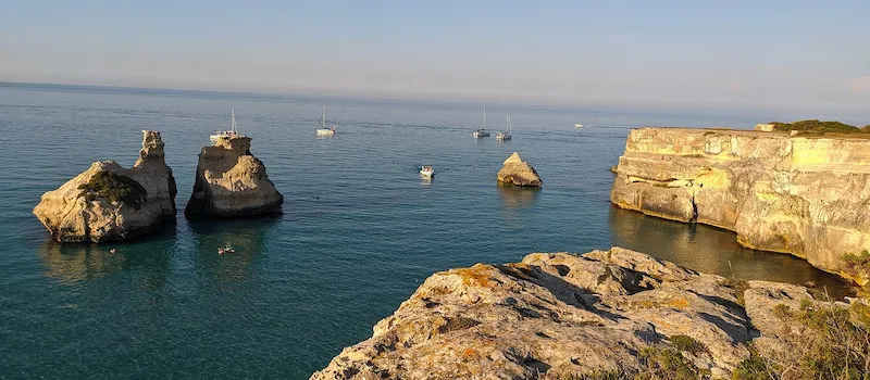 Plage de Torre dell'Orso déserte sous le soleil d'automne, octobre, Pouilles