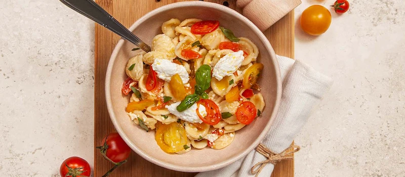 Orecchiette alla crudaiola aux tomates cerises et cacioricotta, spécialité de septembre, Pouilles