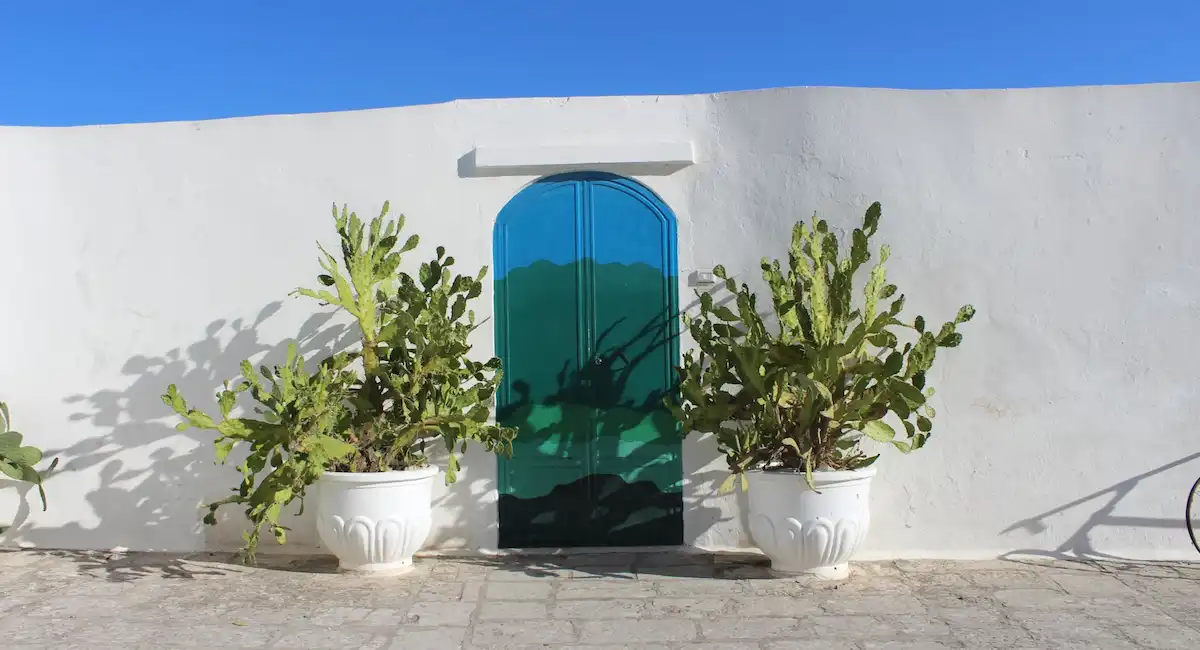 Lumière dorée sur les ruelles blanches d'Ostuni, septembre, Pouilles