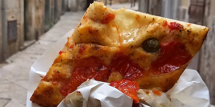 Préparation de la focaccia barese dans les ruelles de Bari Vecchia, Pouilles, Italie