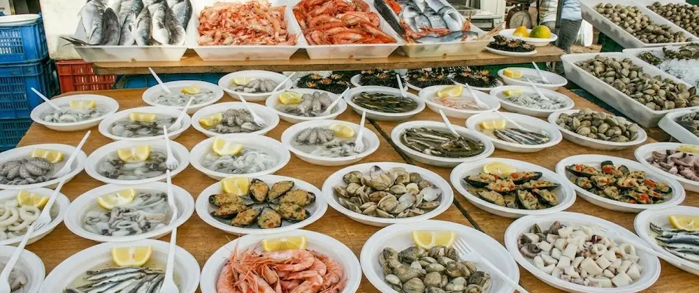 Plateau de fruits de mer crus sur le quai du Molo San Nicola, oursins et coquillages frais, Bari, Pouilles