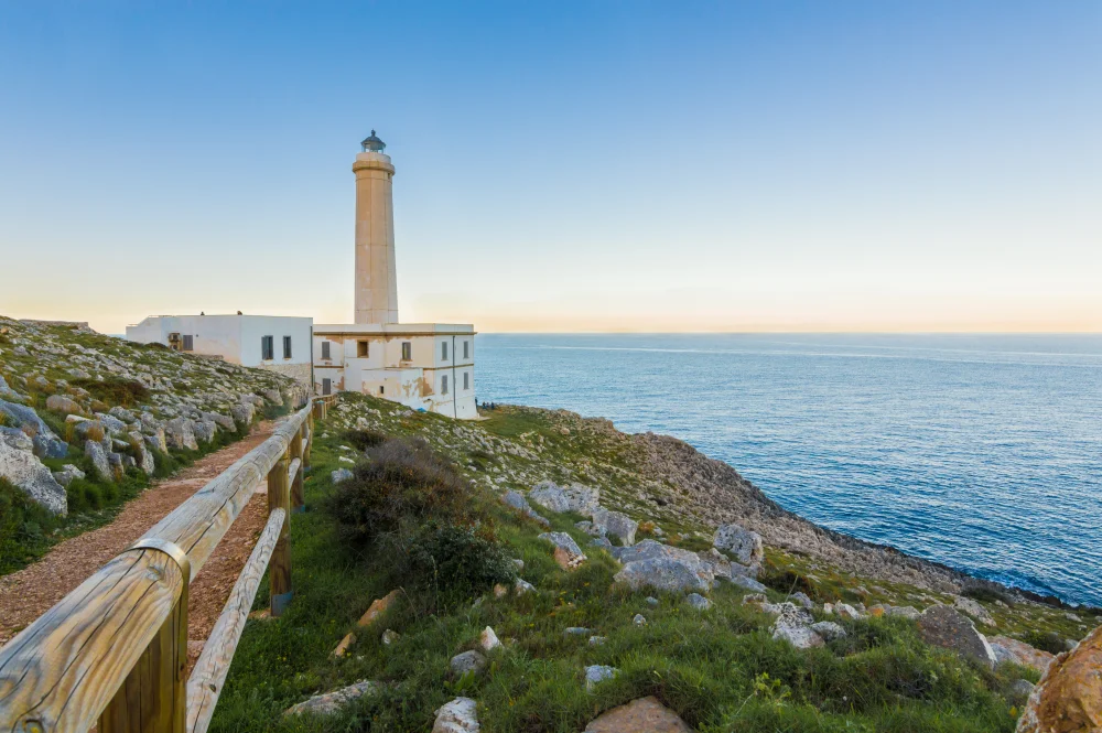 Phare de Punta Palascia au point le plus oriental d'Italie, côte adriatique du Salento, Pouilles