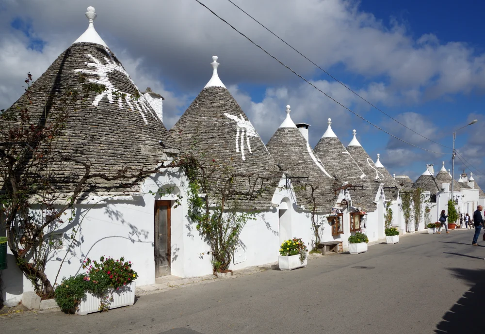 Ruelles et trulli d'Alberobello déserts au printemps, illustrant bien Quand partir dans les Pouilles;  Valle d'Itria, Pouilles, Italie