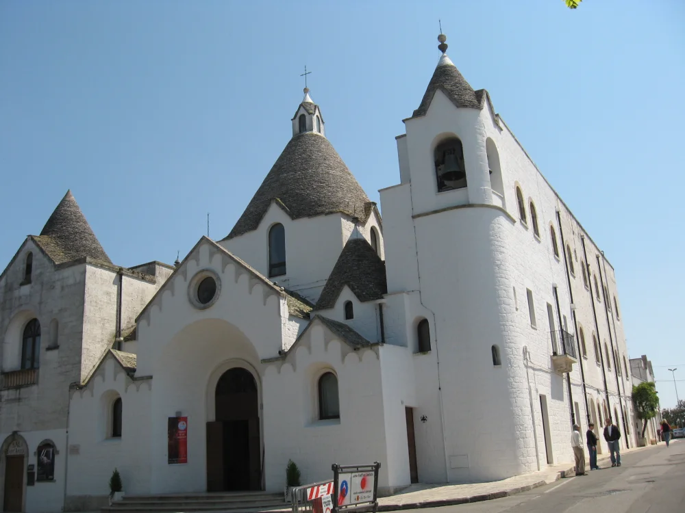 Façade de la Chiesa di Sant'Antonio da Padova construite selon la technique des trulli, Alberobello, Pouilles