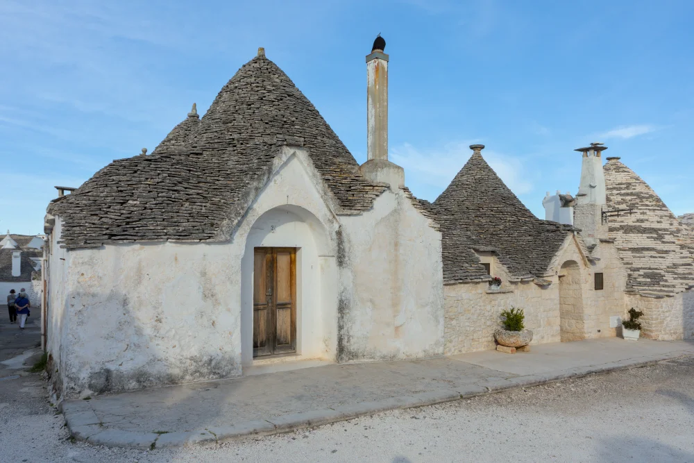 Ruelles résidentielles du quartier Aia Piccola, trulli préservés sans boutiques, Alberobello, Pouilles