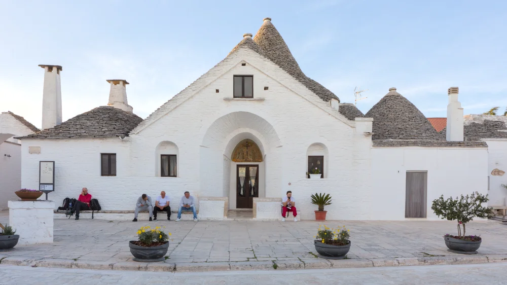 Le Trullo Sovrano, seul trullo à deux niveaux d'Alberobello, façade blanche sous le soleil des Pouilles