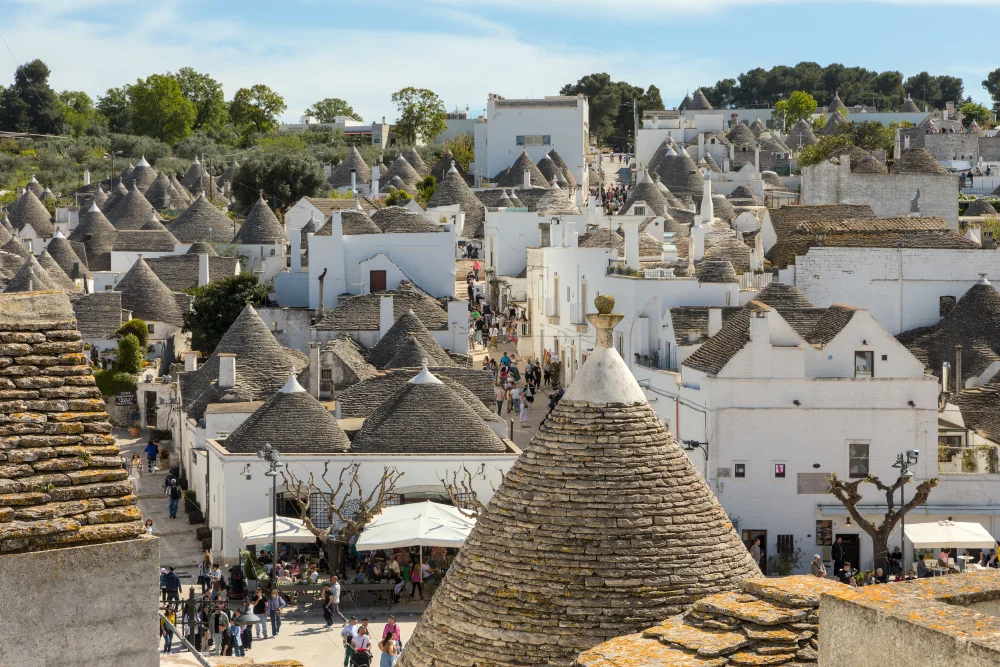Vue panoramique sur le quartier Rione Monti depuis le Belvédère Santa Lucia au coucher du soleil, Alberobello
