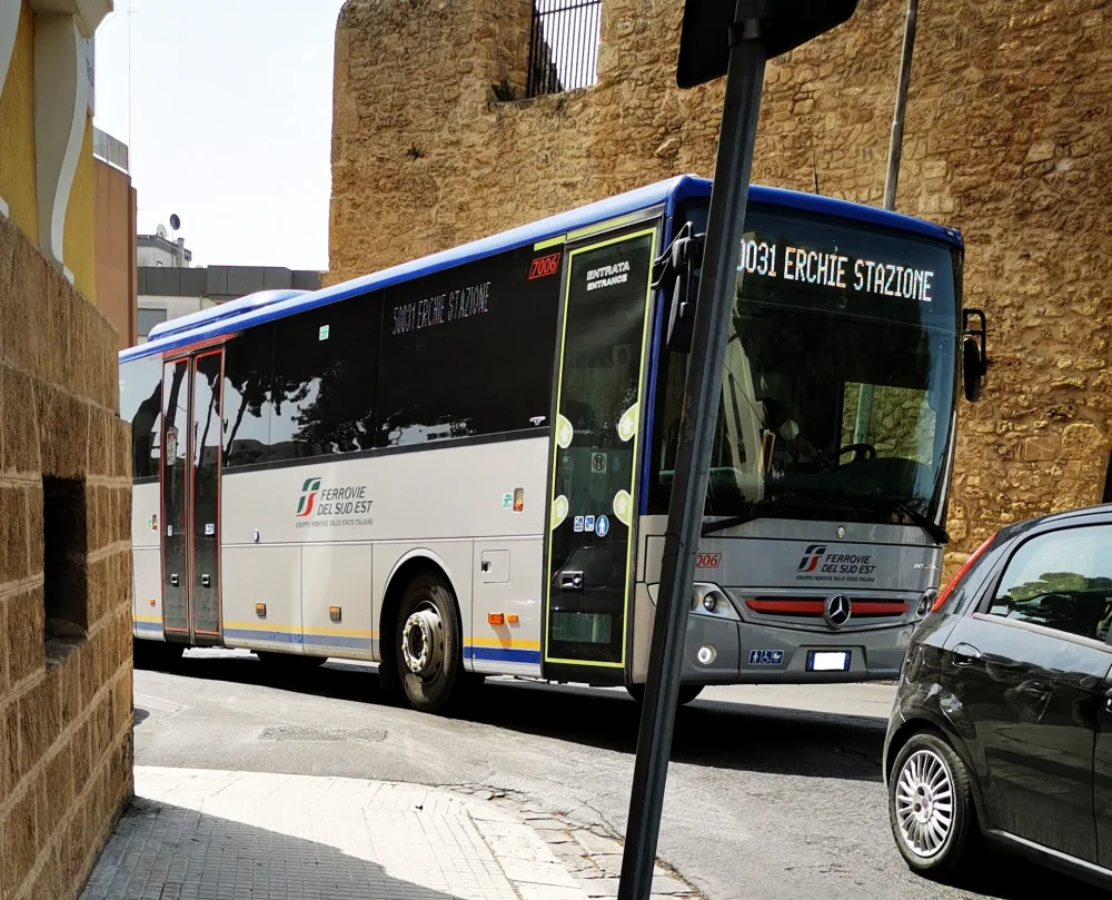 Bus Cotrap Pugliairbus, navette directe entre l'aéroport de Brindisi et Lecce, illustrant l'article sur le Transfert aéroport Brindisi, Pouilles