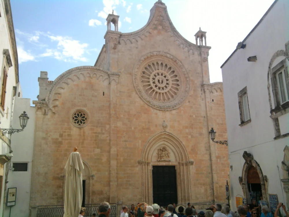 Façade en pierre ocre et rosace gothique aux 24 rayons de la Concattedrale di Santa Maria Assunta, Ostuni