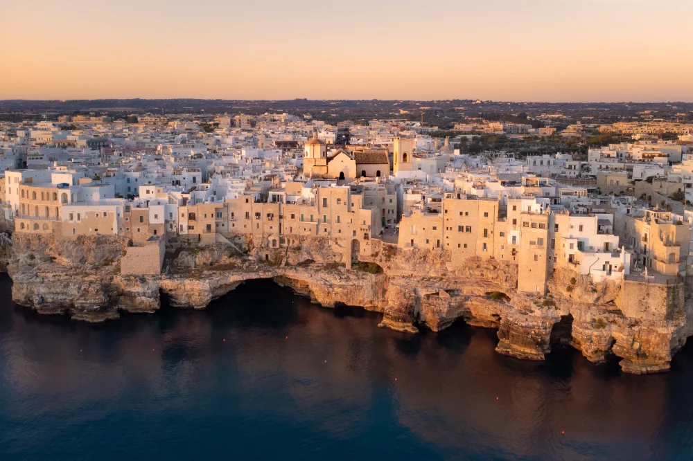 Falaises de Polignano a Mare et plage de Lama Monachile, Pouilles, Italie du Sud