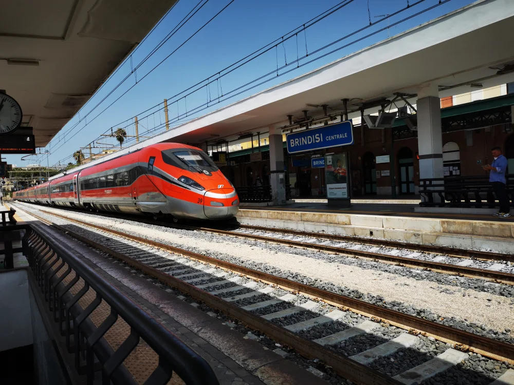 Train régional Trenitalia à la gare de Brindisi, sur la ligne vers Lecce dans les Pouilles