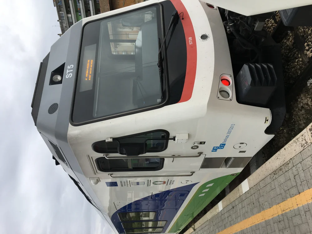 Train régional Trenitalia en gare de Gravina, réseau Ferrovie Appulo Lucane, Pouilles