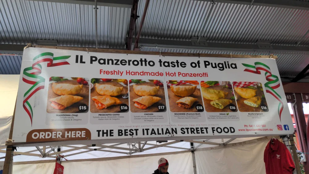 Panzerotto frit doré, spécialité de street food de Bari, chausson mozzarella tomate; une solution pour économiser sur ses repas et visiter les Pouilles pas cher