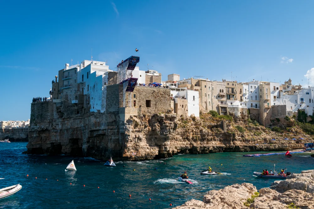 Falaises et bastions de Polignano a Mare vus depuis la mer, côte Adriatique des Pouilles