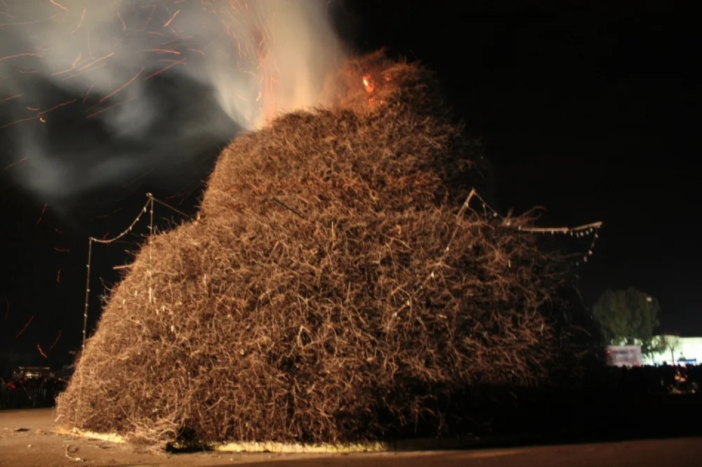 Fòcara de Novoli en janvier, immense feu de joie de la Sant'Antonio Abate dans les Pouilles, Italie