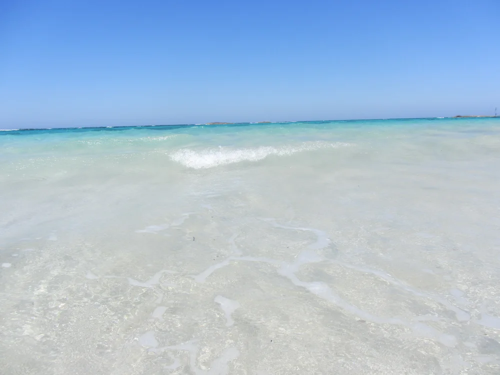 Plage de sable fin aux eaux turquoises très claires sur la côte ionienne de Pescoluse, Salento, Pouilles