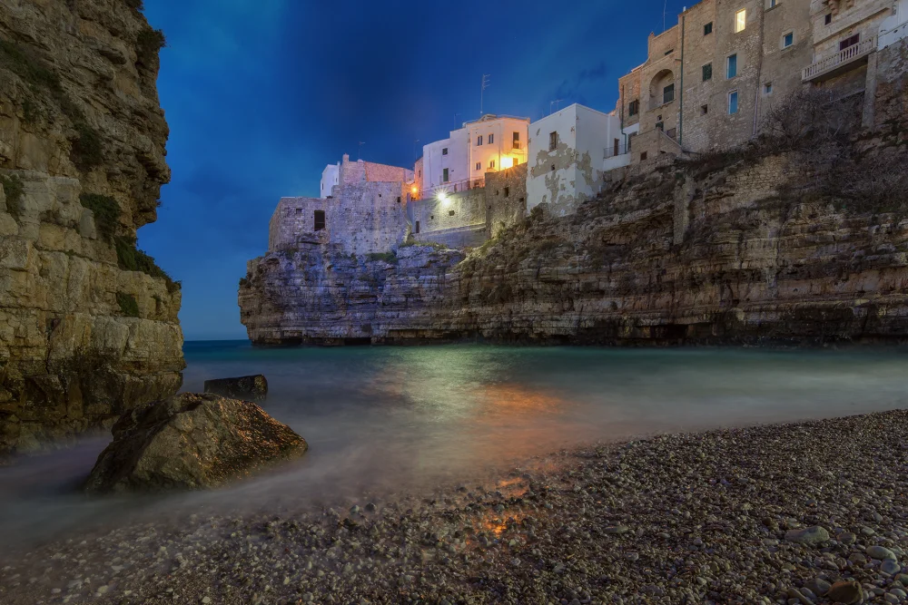 Crique de la Lama Monachile et ses falaises abruptes vues depuis le pont romain de la Via Traiana, Polignano a Mare, Pouilles
