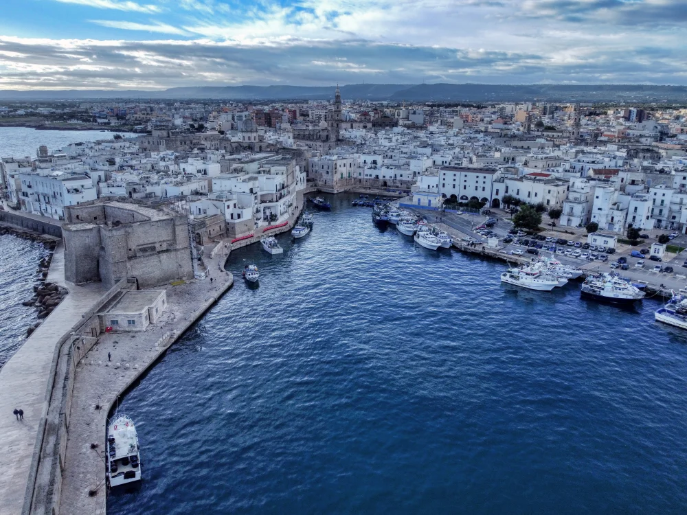 Port de pêche de Monopoli et ses barques bleues au lever du soleil, Pouilles, Italie