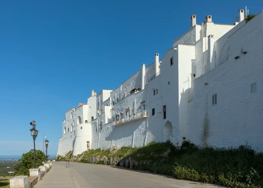 Vue panoramique sur Ostuni depuis la campagne environnante, ville blanche des Pouilles, Italie