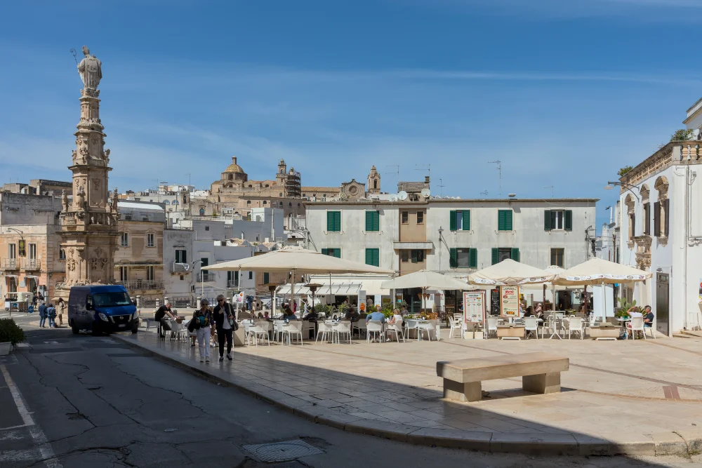 Piazza della Libertà et l'Obélisque baroque de Sant'Oronzo baigné de lumière matinale, Ostuni, Pouilles