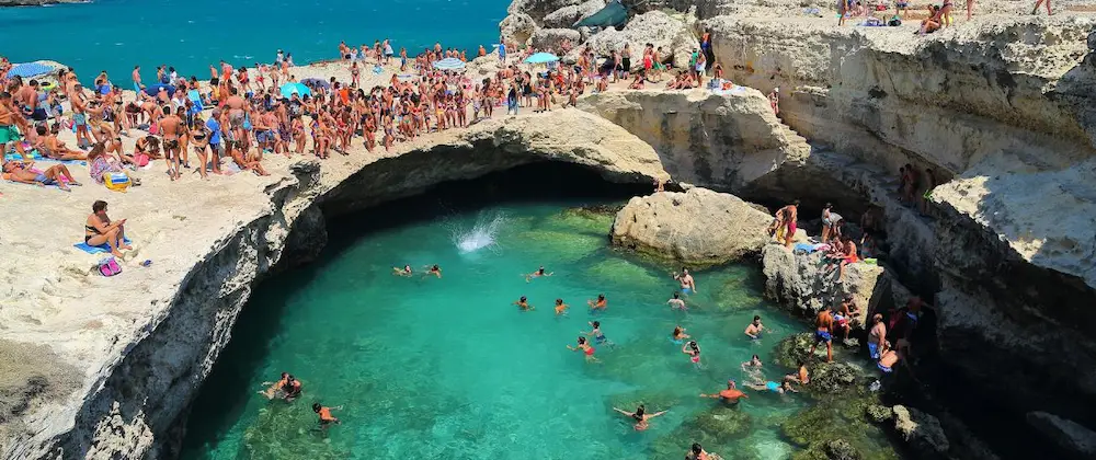 Piscine naturelle de la Grotta della Poesia, site archéologique de Roca Vecchia, mer Adriatique, Lecce