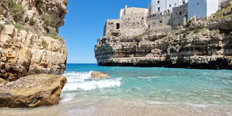 Crique de Lama Monachile encadrée de falaises blanches, Polignano a Mare, mer Adriatique, Pouilles