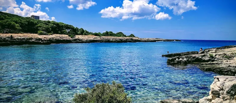 Baie de galets blancs de Porto Selvaggio, réserve naturelle de Nardò, mer Ionienne, Pouilles