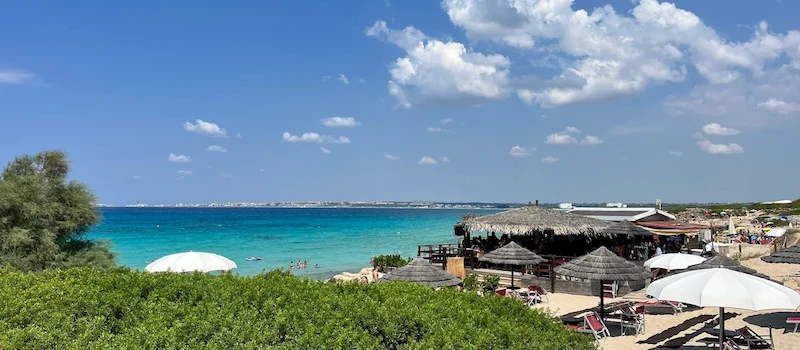 Criques et pinède de Punta della Suina, plage sauvage près de Gallipoli, mer Ionienne, Salento