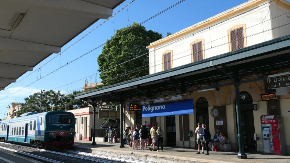 Gare de Polignano a Mare à deux pas de la mer Adriatique, Pouilles, Italie