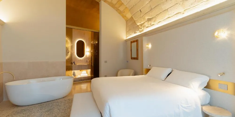 Chambre voûtée en pierre dans un hôtel troglodyte des Sassi de Matera, Basilicate