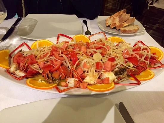 Aragosta alla catalana, homard servi tiède avec tomates et oignon rouge, spécialité d'Alghero, Sardaigne