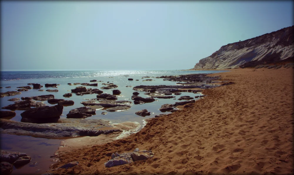 Plage déserte de Torre Salsa dans la réserve WWF, falaises de gypse blanc et maquis, côte sud de la Sicile