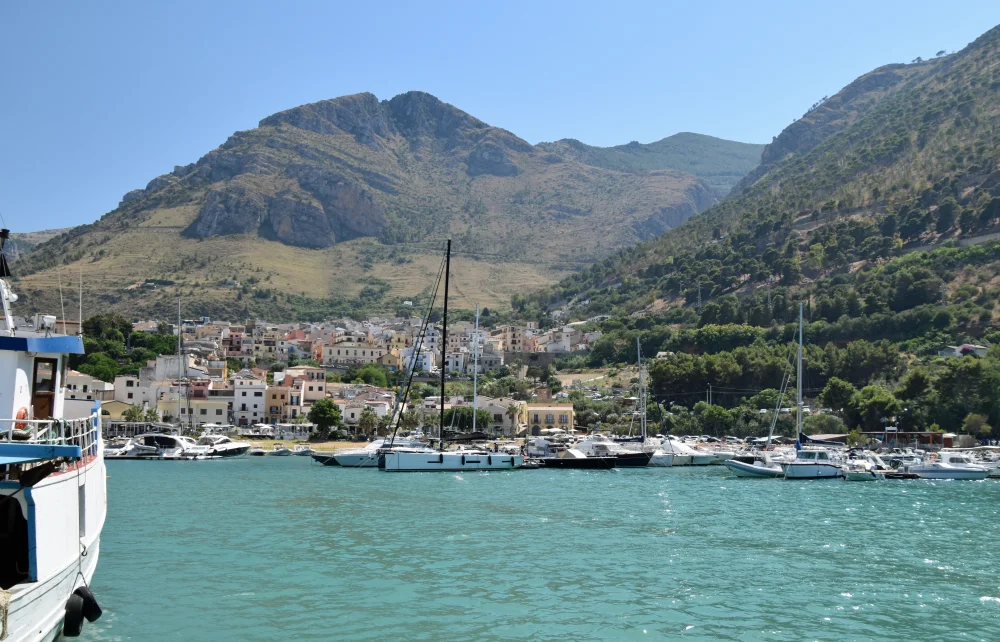 Port de Castellammare del Golfo et ses maisons colorées, nord-ouest de la Sicile, septembre